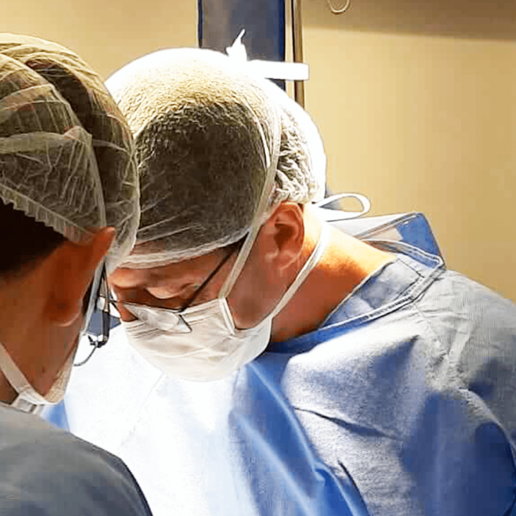 Foto de dois cirurgiões olhando para baixo