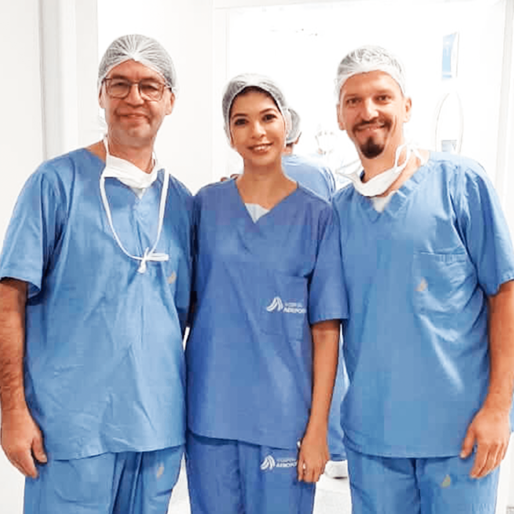 Foto de três cirurgiões lado a lado