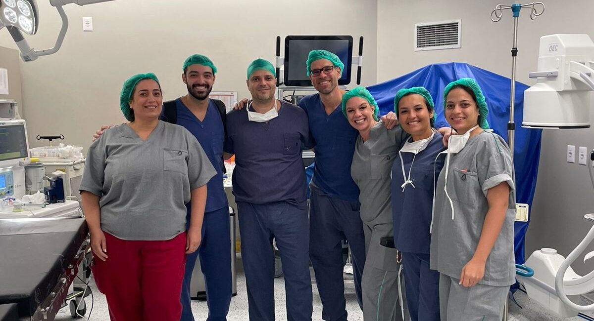 Foto da equipe médica após cirurgia de CAVUX no Brasil