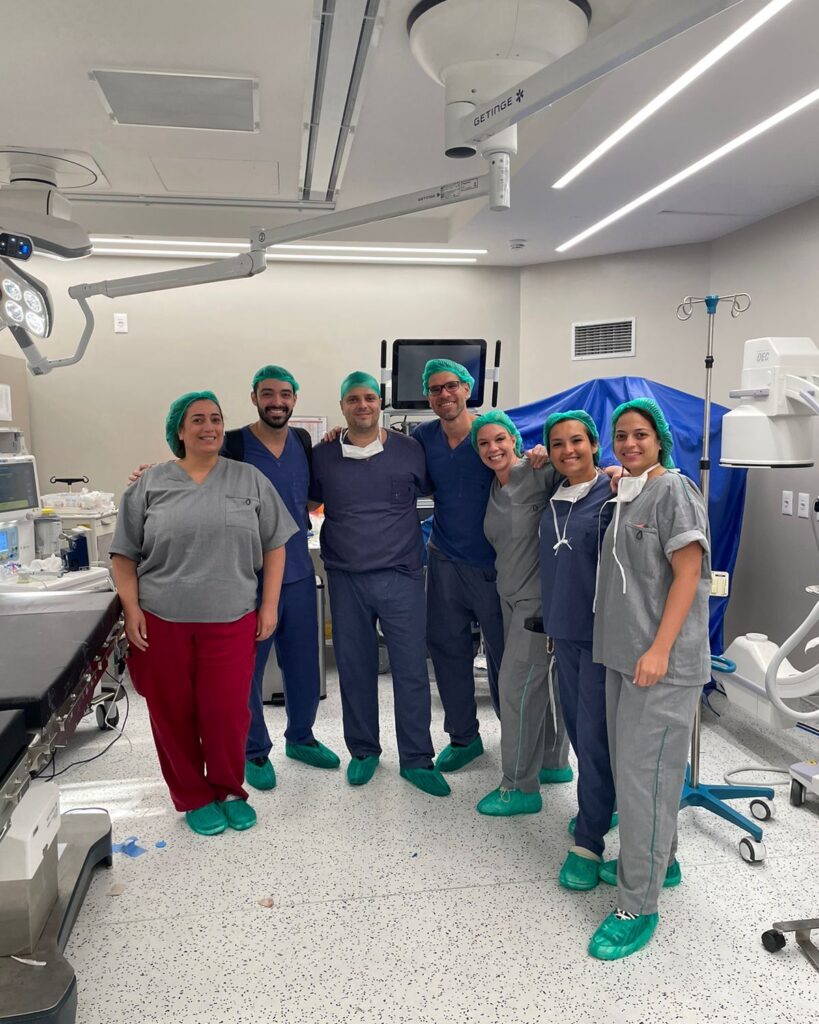 Foto da equipe médica após cirurgia de CAVUX no Brasil